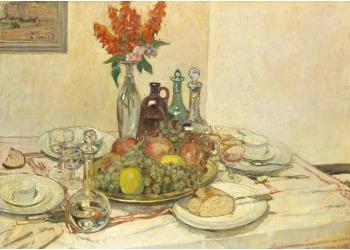 Tavola apparecchiata con fruttiera e fiori Tavola apparecchiata con fruttiera e fiori